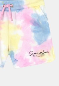 Tie-dye shorts in pastelkleuren van roze, geel en blauw, met een elastische tailleband met een roze koord en een geprinte tekstdetail.