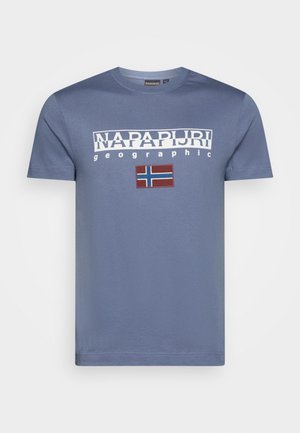 Niebieska koszulka z krótkim rękawem z napisem ""NAPAPIJRI geographic"" i prostokątną naszywką z norweską flagą na piersi.
