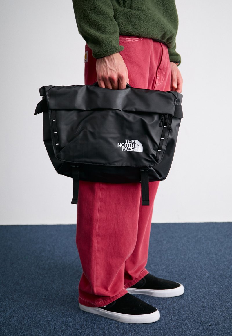 The North Face BASE CAMP VOYAGER MESSENGER BAG UNISEX - Across 
