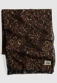 Sjaal met luipaardprint, voorzien van een zachte textuur, bruine en zwarte kleuren, en franjes aan de randen. Etiket in een van de hoeken met merkinformatie.