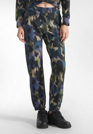 Multikleurige, gestreepte broek in donkere tinten met groen, blauw en paars. Losse pasvorm, met opgerolde enkels, gemaakt van een zachte, gestructureerde stof.