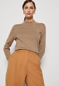 Morgan Maglione - taupe type