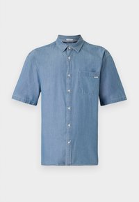 Cămașă cu mâneci scurte, cu nasturi, din denim de culoare albastră deschisă. Are un singur buzunar pe piept și o guler clasic. Textură moale cu o croială lejeră.