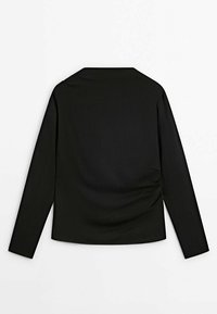 Svart långärmad topp med draperad detalj på högra sidan. Slät, lättviktig tyg med en något glänsande yta och enkel rundad halsringning.