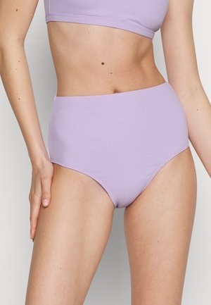 Hochgeschnittener Bikini-Höschen in hellem Lavendel, mit gerippter Textur und glatten Kanten. Minimalistisches Design ohne sichtbare Beschläge.