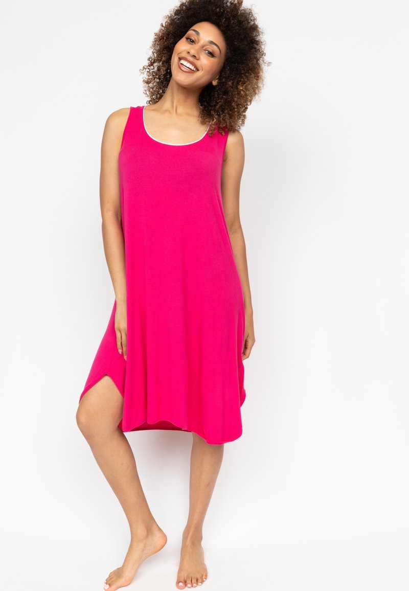 Abito senza maniche fucsia con scollo rotondo, vestibilità rilassata e orlo leggermente asimmetrico. Tessuto morbido con una superficie liscia.