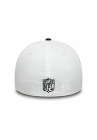 Weißer Hut mit einer runden Krone und beflachtem Schirm. Auf der Rückseite befindet sich das NFL-Logo, auf schwarzem und grauem Hintergrund gestickt. Der Stoff hat eine glatte Textur.