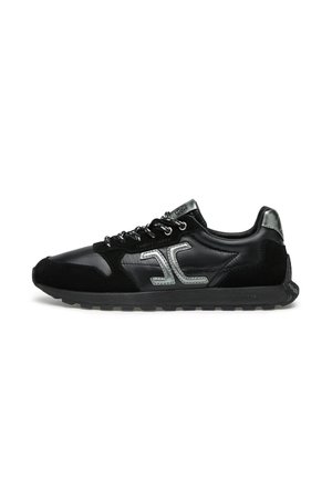 Schwarzer niedriger Sneaker mit grauem Logo an der Seite, schwarzen Schnürsenkeln und einer strukturierten schwarzen Sohle, von der Außenseite gezeigt.