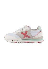 Zapatillas deportivas blancas con parte superior de malla, acentos de gamuza gris, logo rosa y detalles en verde menta. Suela de goma con un patrón de tread colorido.