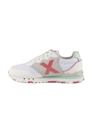 Zapatillas deportivas blancas con parte superior de malla, acentos de gamuza gris, logo rosa y detalles en verde menta. Suela de goma con un patrón de tread colorido.