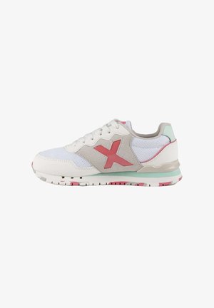 Zapatillas deportivas blancas con parte superior de malla, acentos de gamuza gris, logo rosa y detalles en verde menta. Suela de goma con un patrón de tread colorido.