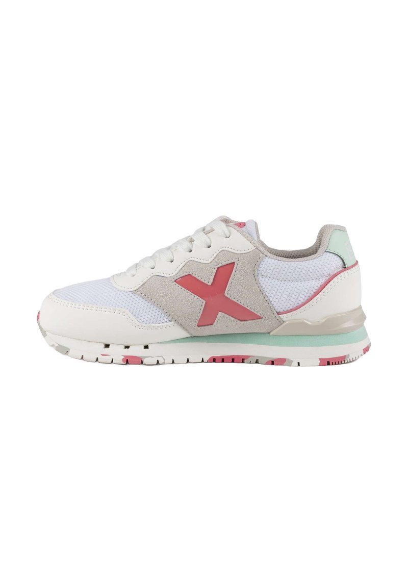 Zapatillas deportivas blancas con parte superior de malla, acentos de gamuza gris, logo rosa y detalles en verde menta. Suela de goma con un patrón de tread colorido.