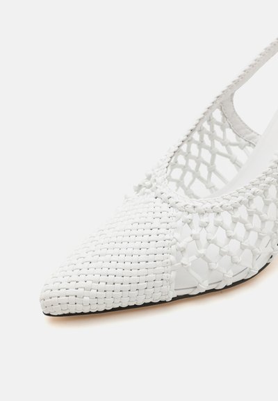 Fehér szőtt slingback pumpa, hegyes orral, bonyolult textúrával és áttetsző oldalpanellel. Simács belső és vékony sarok.