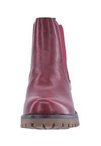 Bottine en cuir bordeaux avec une finition lisse, des panneaux latéraux élastiques et une semelle en caoutchouc robuste présentant un motif de crampons.