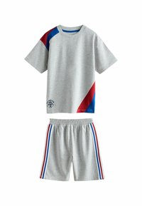 Graues Sportoutfit bestehend aus einem T-Shirt mit roten und blauen Akzenten sowie passenden Shorts mit rot, weiß und blauen Streifen an den Seiten.