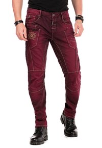 Bourgondische cargobroek met contrasterende stiksels, meerdere zakken en decoratieve borduursels aan de voorkant. Gemaakt van duurzaam materiaal.