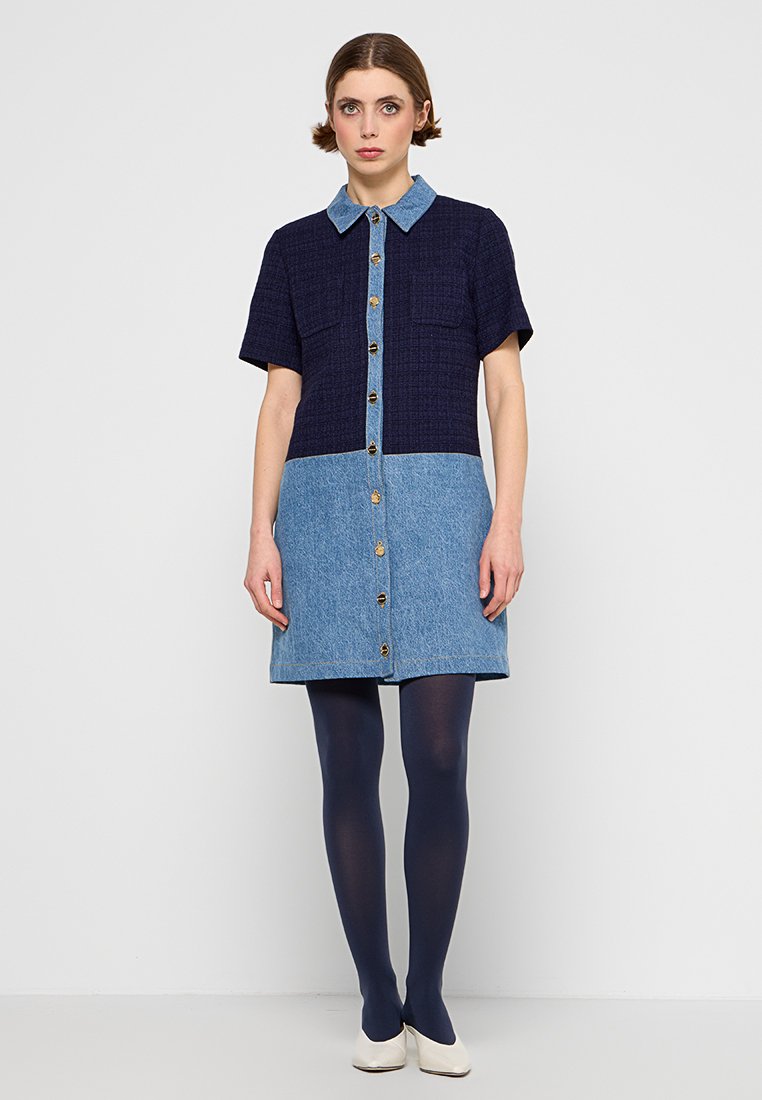 Kleid mit kurzen Ärmeln, einem dunkelblauen strukturierten Oberteil und einem hellblauen Jeansrock, mit goldenen Knöpfen und einem klassischen Kragen.