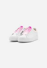 Weiße Ledersneaker mit rosa Schnürsenkeln und einem seitlichen Reißverschluss. Abgerundete Zehenpartie und dicke weiße Gummisohle mit strukturiertem Profil.