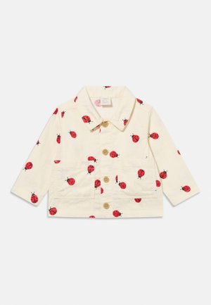 Giacca per bambini color crema con stampe di coccinelle rosse, bottoni in legno, maniche lunghe, colletto e due tasche frontali.