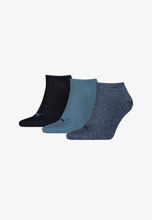 Tre paia di calzettoni: uno nero, uno azzurro chiaro e uno blu scuro con motivo testurizzato. Presentano polsini rinforzati e accenti con logo.