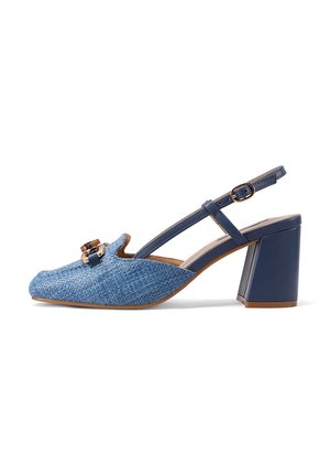 Scarpa slingback tessuta blu con punta rotonda, dettagli in hardware dorato e tacco a blocco. Presenta una cintura con fibbia regolabile.