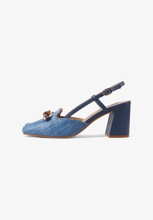 Scarpa slingback tessuta blu con punta rotonda, dettagli in hardware dorato e tacco a blocco. Presenta una cintura con fibbia regolabile.