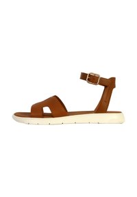 Sandales en cuir marron avec une semelle en caoutchouc blanche, présentant un design à brides croisées, une boucle réglable à la cheville et un bout ouvert.