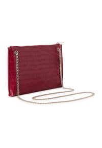 Pochette in finta pelle rossa con texture a coccodrillo, tracolla in catena argento e chiusura con zip. Forma rettangolare con finitura lucida.