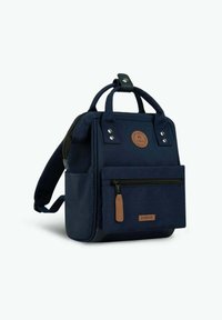 Marinefarbener Stoffrucksack mit doppelten Griffen, verstellbaren Trägern, einer Fronttasche mit Reißverschluss, Lederakzenten und Logo-Detail auf der Vorderseite.