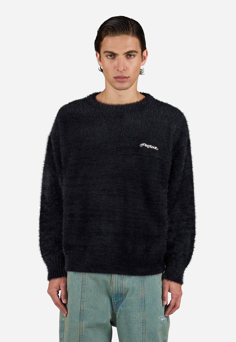Overdimensioneret sort strikket sweater med en blød, fuzzy tekstur. Har en ribbet halsåbning og manchetter samt et hvidt logo på brystet.