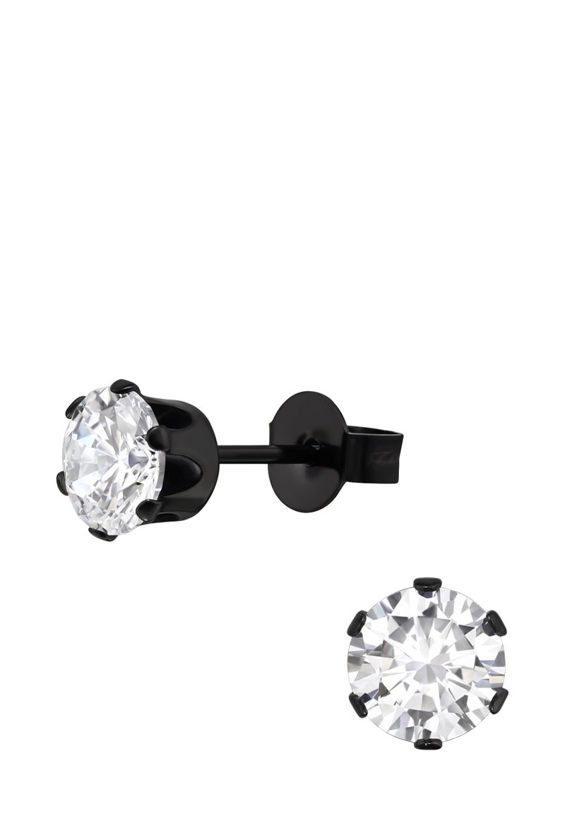 Zwarte metalen studs met grote, ronde, heldere stenen die door zes klauwen worden vastgehouden, met een veilige achterkant en een gepolijste afwerking.