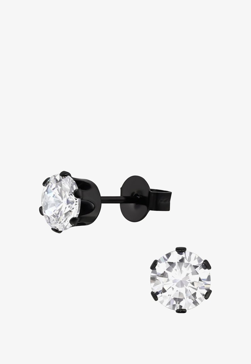 Zwarte metalen studs met grote, ronde, heldere stenen die door zes klauwen worden vastgehouden, met een veilige achterkant en een gepolijste afwerking.