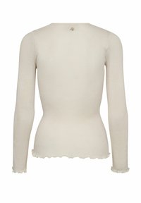 Off-White geripptes Langarmoberteil mit gewellten Kanten am Saum und an den Ärmeln, versehen mit einem kleinen, runden dekorativen Knopf in der Mitte des oberen Rückens.