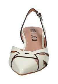 Scarpa slingback bianca con punta a punta, dettagli marroni e finitura lucida. Include una cinturino regolabile alla caviglia.