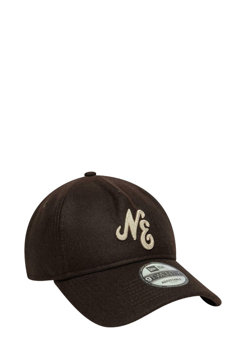 Casquette marron avec un visière incurvée, texture en tissu, dotée d'un logo "NE" brodé en couleur crème, et d'une sangle réglable à l'arrière.