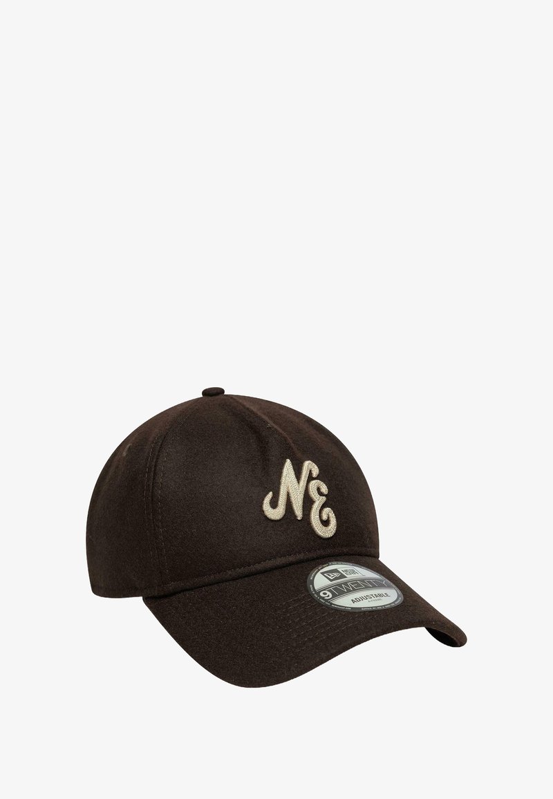 Casquette marron avec un visière incurvée, texture en tissu, dotée d'un logo "NE" brodé en couleur crème, et d'une sangle réglable à l'arrière.