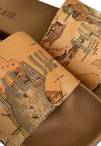 Sandali con fascetta di stoffa color crema e design della mappa del mondo, con ricamo. Suola interna marrone testurizzata per il massimo comfort.