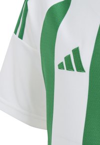 Maglia sportiva verde e bianca con strisce verticali, realizzata in tessuto traspirante. Presenta un logo ricamato e motivi testurizzati.