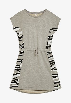 Robe grise claire à manches courtes avec des panneaux latéraux à imprimé zèbre noir, blanc et gris, et une taille ajustable à cordon.