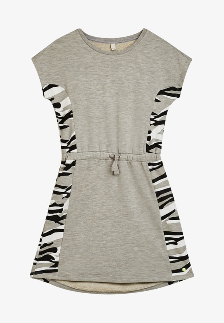 Robe grise claire à manches courtes avec des panneaux latéraux à imprimé zèbre noir, blanc et gris, et une taille ajustable à cordon.