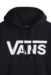 Sudadera negra con capucha que presenta un logo blanco de "VANS" en el pecho, con un cordón en la capucha y un material suave de algodón.