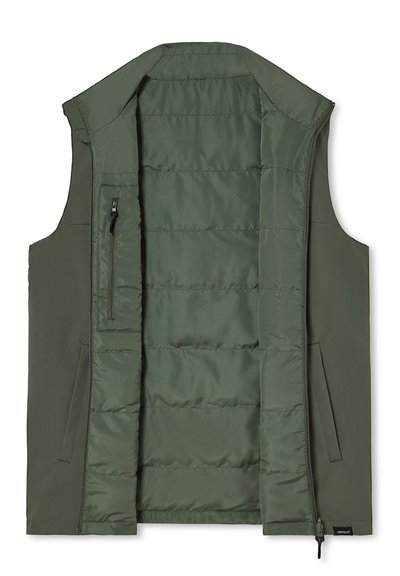 Bez rukávů, olivově zelená vesta, která má zipovou náprsní kapsu a boční kapsy, s prošívanou podšívkou a hladkým vnějším povrchem.