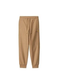 Pantalones de chándal de algodón beige con una cinturilla elástica, dos bolsillos laterales y un pequeño logo amarillo en el muslo izquierdo. Tobillos ajustados.