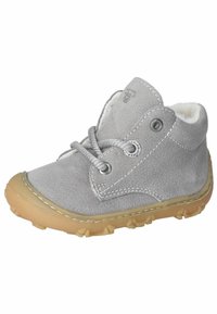 Hellgrauer Wildleder-Stiefeletten mit runder Zehenpartie, grauen Schnürsenkeln und Zunge, ausgestattet mit einer beigen Gummisohle mit erhöhten Profilen.