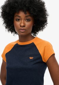 Superdry & Co ESSENTIAL LOGO RAGLAN - Camiseta estampada - track gold rich navy