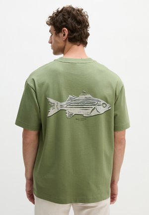 Marc O'Polo, MARC O'POLO T-SHIRT LOOSE MIT FISCH-RÜCKENPRINT   - T-shirt imprimé - sage green