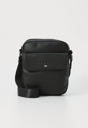 Sac en bandoulière en cuir noir avec une finition texturée, fermeture éclair, rabat avant et bandoulière réglable. Logo de la marque en relief à l'avant.