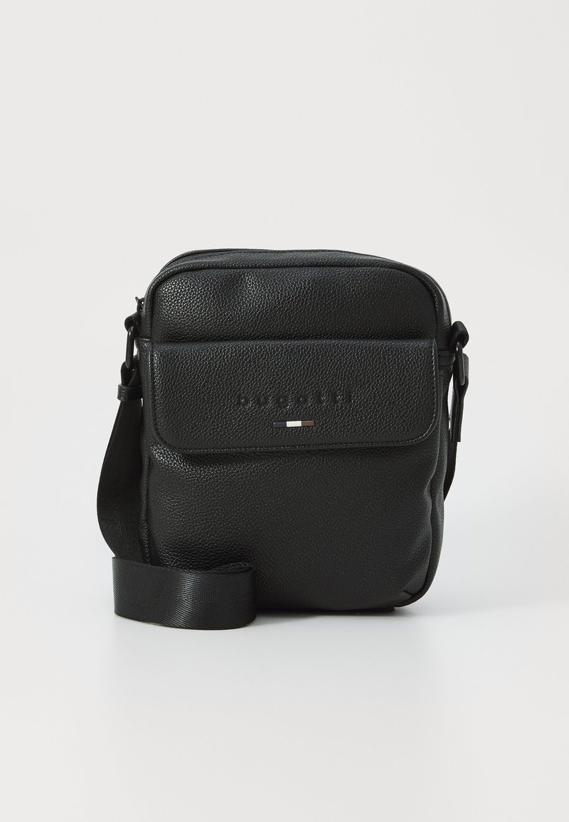 Sac en bandoulière en cuir noir avec une finition texturée, fermeture éclair, rabat avant et bandoulière réglable. Logo de la marque en relief à l'avant.