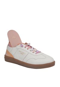 Sneaker en cuir blanc avec des accents roses et beiges, dos texturé, lacets multicolores, et un logo sur le côté et la semelle intérieure.