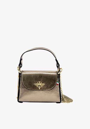 Kleine metalen gouden handtas met een bovenhandvat, een gouden bij-embleem op de flap, een Italiaans vlaggetje en een gouden kettingriem opgerold ernaast.